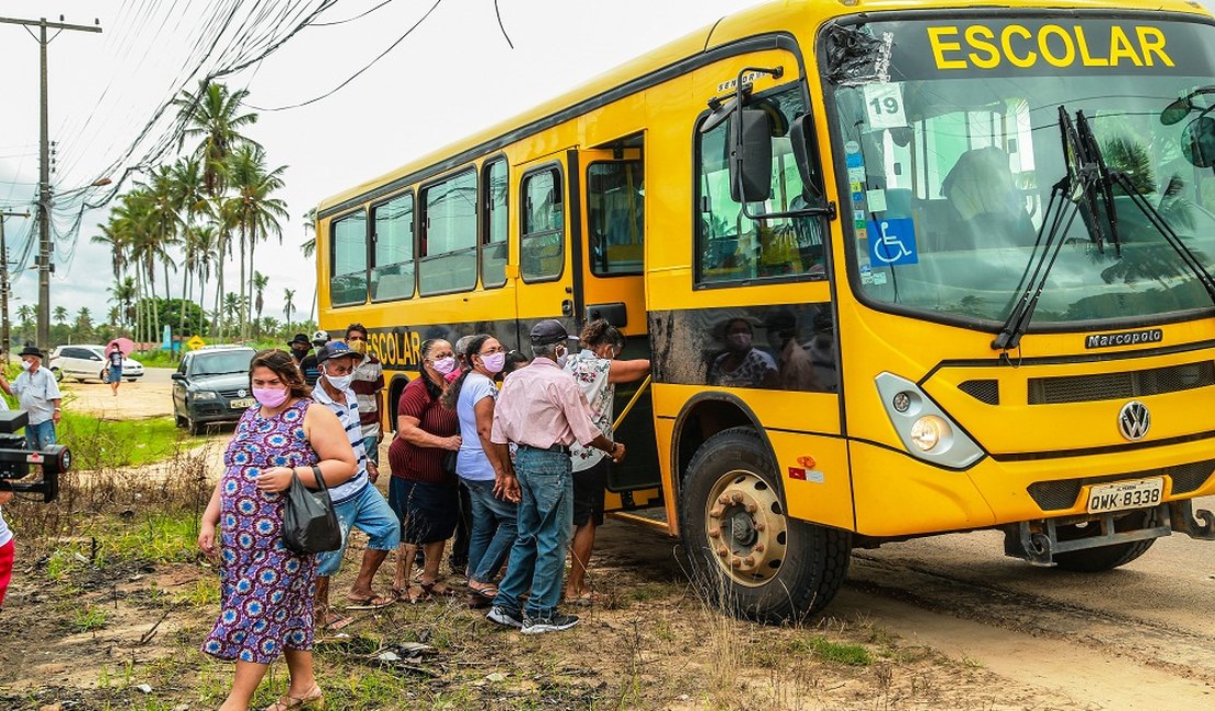 Prefeitura de Penedo transporta moradores da zona rural para vacinar contra Covid