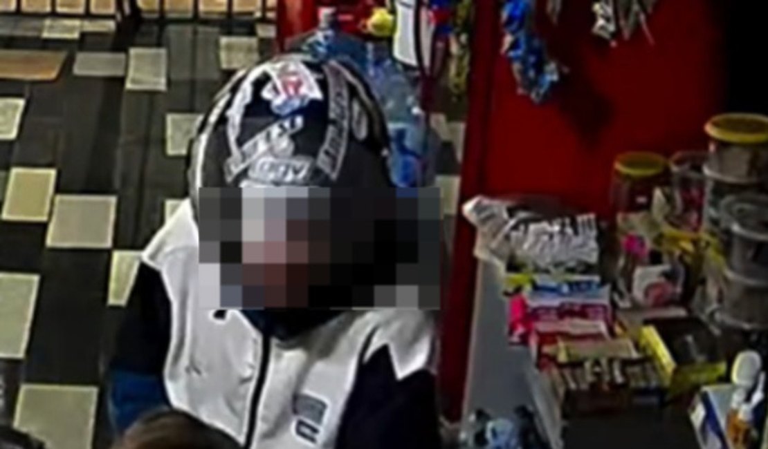 VÍDEO: Homem ameaça mulher com criança no colo durante assalto a mercadinho em Arapiraca