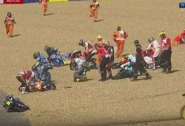Dezessete pilotos da Moto3 se envolvem em acidente