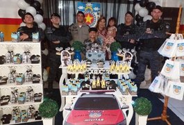 Filho de oficial da PM realiza sonho e comemora aniversário de 10 anos com tema da PM