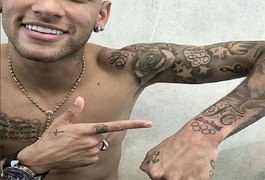 Neymar faz tatuagem para comemorar a medalha de ouro no Rio