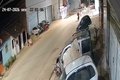 Câmera de segurança registra colisão frontal entre motos que deixou entregador ferido, em Arapiraca; assista