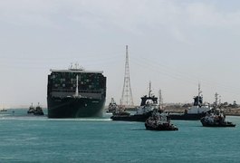 Navio encalhado no Canal de Suez é liberado após seis dias