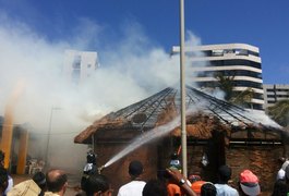 Incêndio destrói cobertura de barraca de tapiocas na orla de Maceió