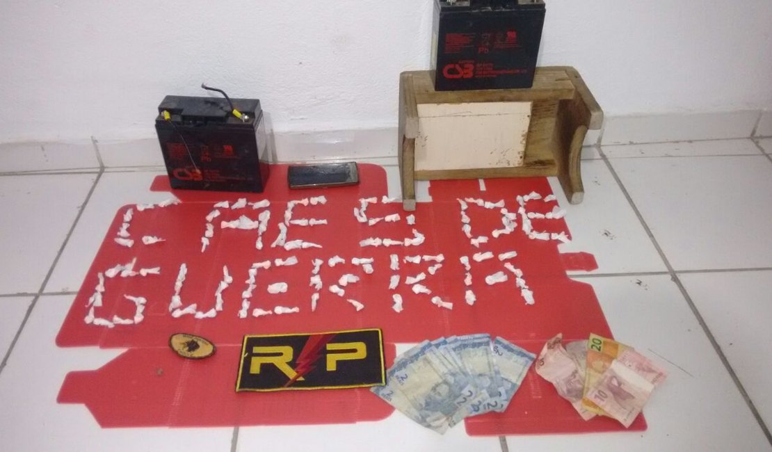 Rádio Patrulha apreende menor com crack escondido em residência, em Arapiraca