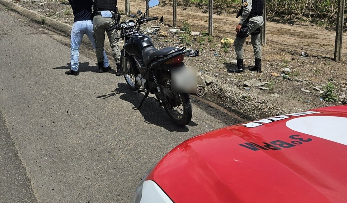 Homem é flagrado com cocaína durante patrulhamento no bairro Canafístula, em Arapiraca