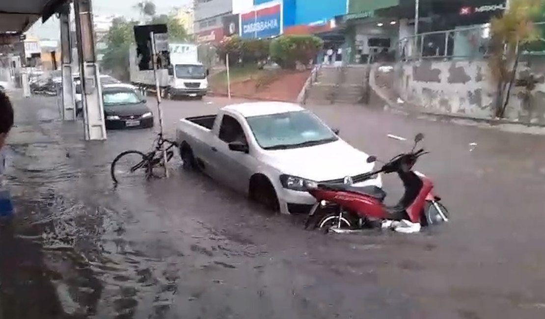 Fortes chuvas causam alagamentos e transtornos em bairros de Arapiraca; ﻿Semarh emite aviso de condições climáticas no Estado