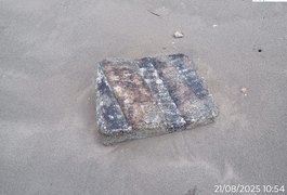 Fardos de borracha de navios nazistas voltam a aparecer em praias de Alagoas