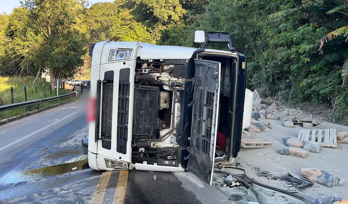 Motorista fica ferido após perder controle de carreta e tombamento veículo no interior de Alagoas