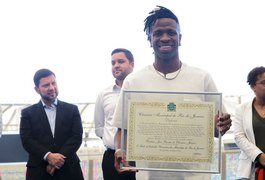 Lei Vini Jr., que combate racismo nos estádios, é sancionada no Rio
