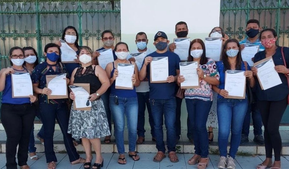 Profissionais da Educação são exonerados após participarem de ato da oposição em Limoeiro de Anadia