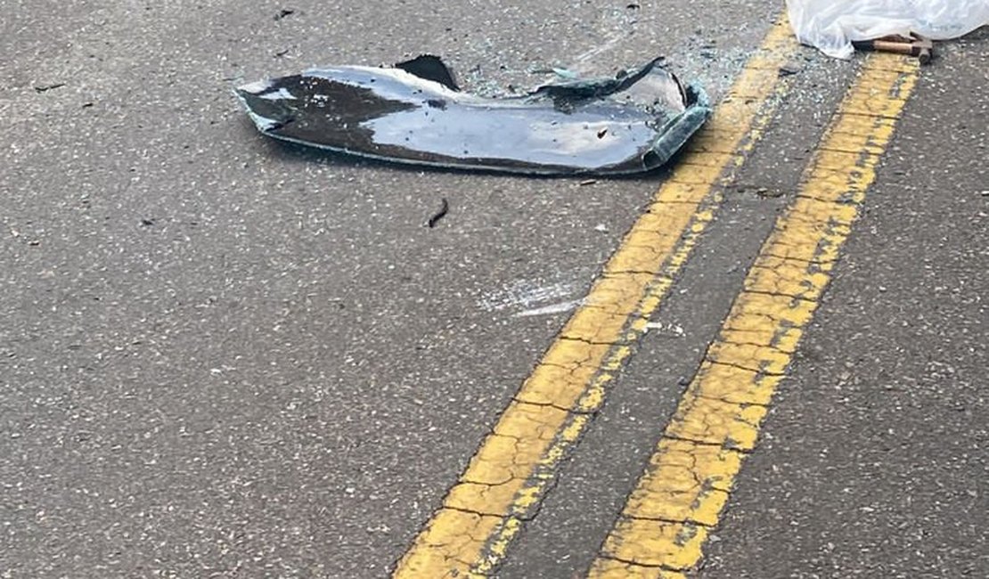 Carro de passeio capota após colisão com caminhão no Litoral Sul de Alagoas