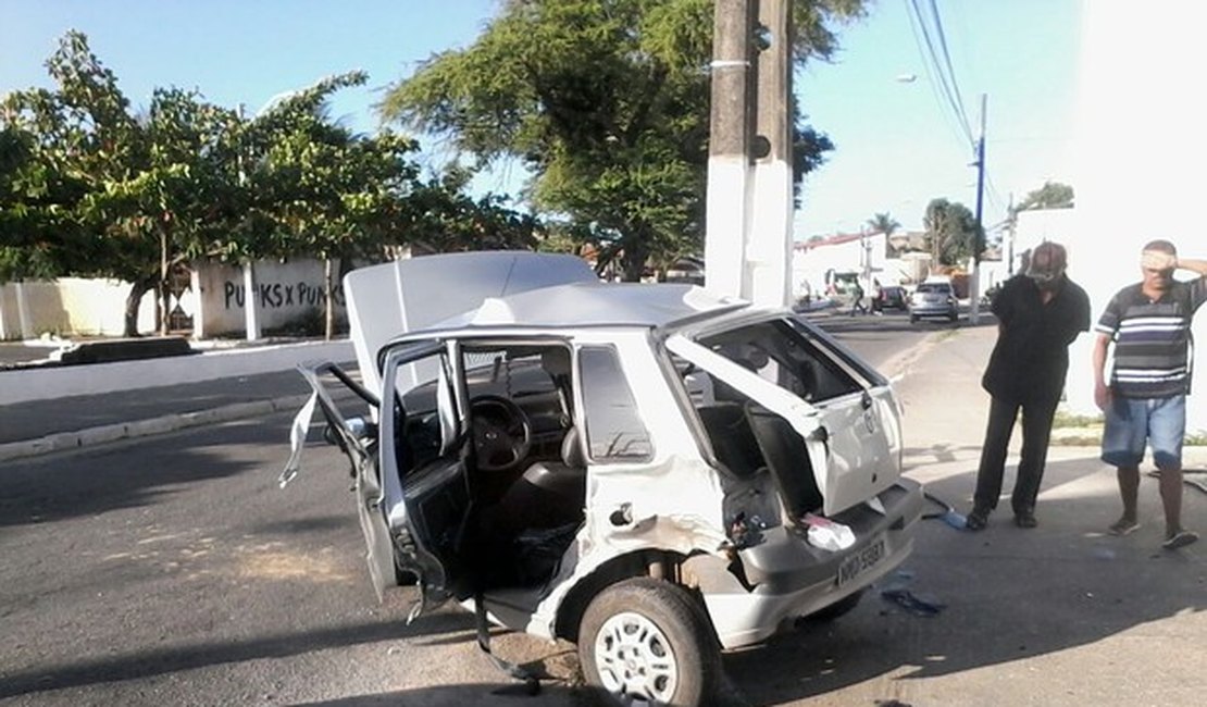 Carro colide contra ônibus e poste no bairro do Poço, em Maceió