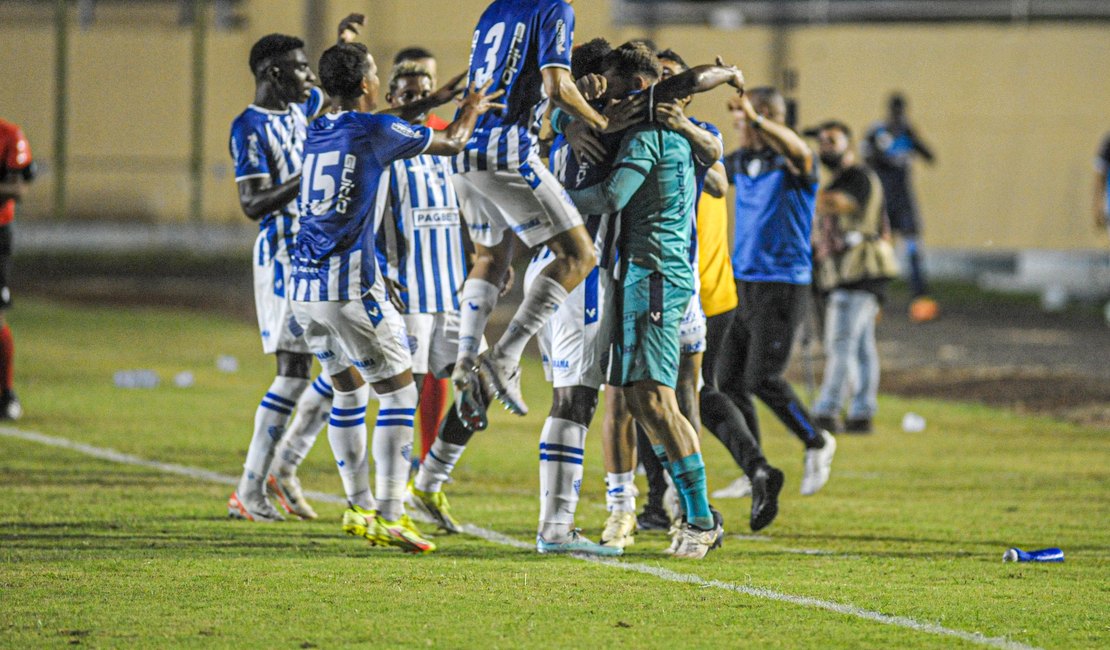 CSA fica duas vezes na frente do placar, mas cede empate nos acréscimos e segue sem vencer na Série C