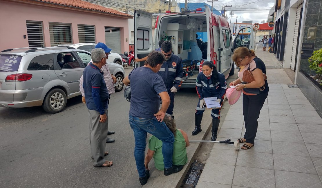 Idosa sofre queda e machuca o braço durante deslocamento para clínica em Arapiraca