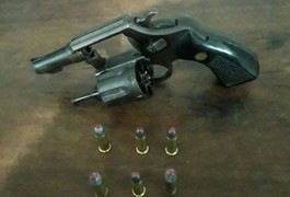 Dupla foge ao perceber viatura da PM, mas suspeito é capturado com arma de fogo