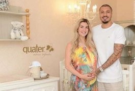 Ex-BBBs Aline e Fernando exibem móveis para o quarto do 1º filho