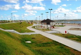 Vídeo: Mulher caminha pelada no Lago da Perucaba, em Arapiraca