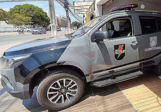 Polícia Militar apreende 13 armas em apartamento no bairro do Farol, em Maceió