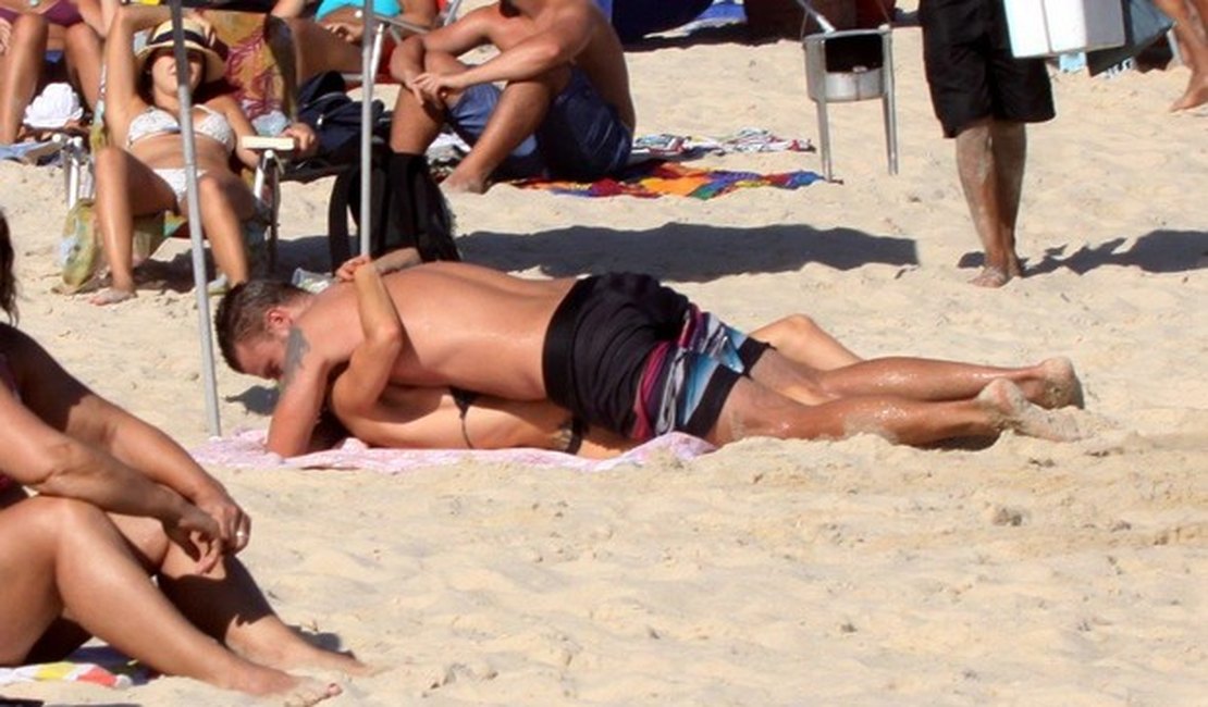 O clima esquenta! Rodrigo Hilbert e Fernanda Lima namoram na praia