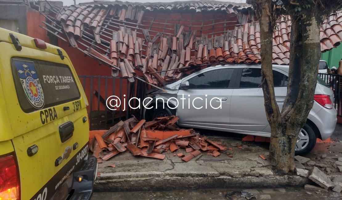 Vídeo. Motorista avança sinalização, bate em carro e destrói fachada de restaurante, em Arapiraca