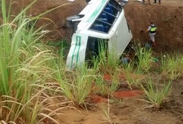 Micro-ônibus capota e deixa um morto e 7 feridos na AL-413