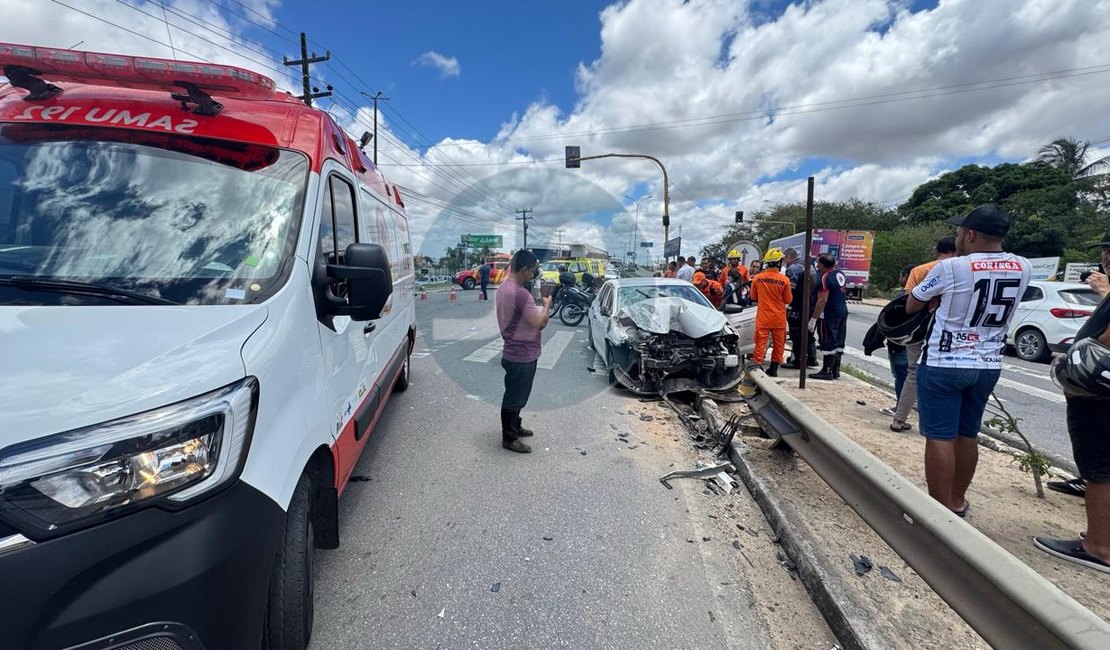 Sequência de acidentes é registrada em frente ao Partage Arapiraca; duas pessoas ficam feridas