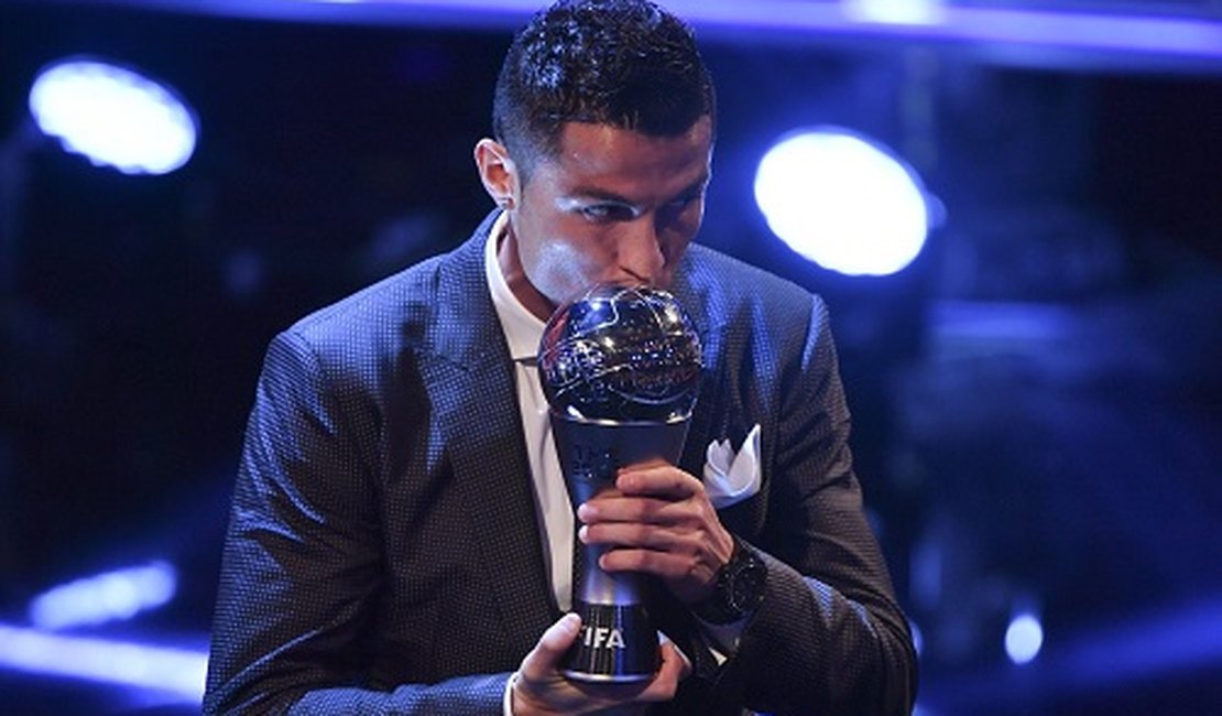 Cristiano Ronaldo se iguala a Messi com prêmio de melhor do mundo