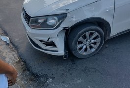 Motorista de carro não respeita sinalização e colide em moto em Arapiraca