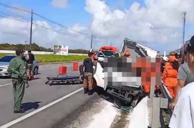 Motorista de caminhão fica ferido após veículo tombar na Barra de São Miguel