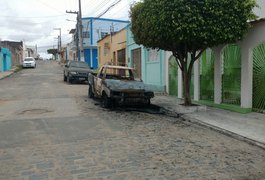 Carro fica completamente carbonizado após incêndio criminoso em Arapiraca