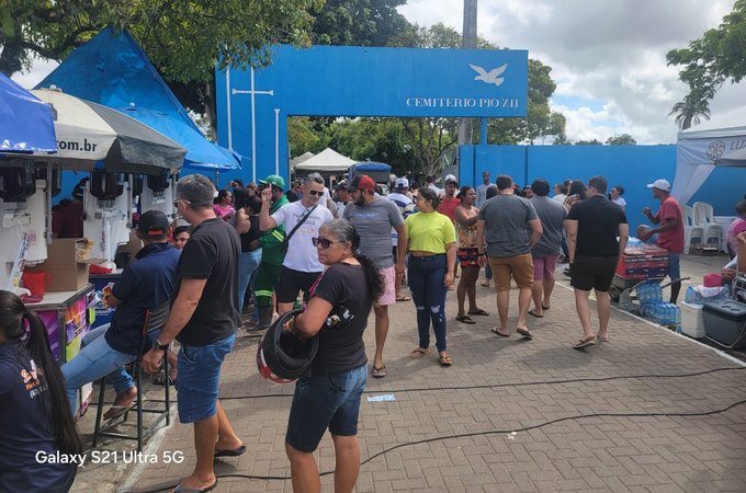 Dia de Finados: Grande número de pessoas visita entes queridos no Cemitério Pio XII, em Arapiraca