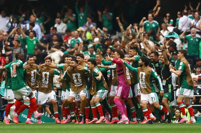 México abre Copa vencendo África do Sul em duelo com três expulsões