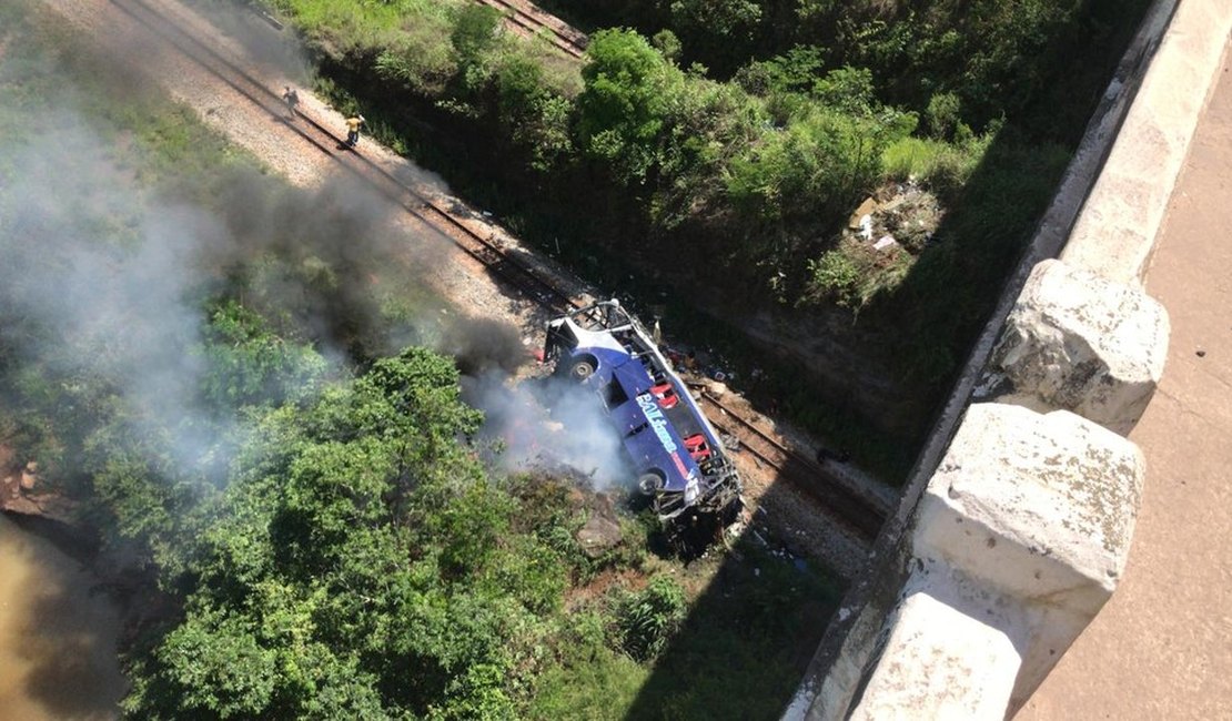 Ônibus com placa de Alagoas cai de viaduto e deixa ao menos 10 mortos em Minas Gerais