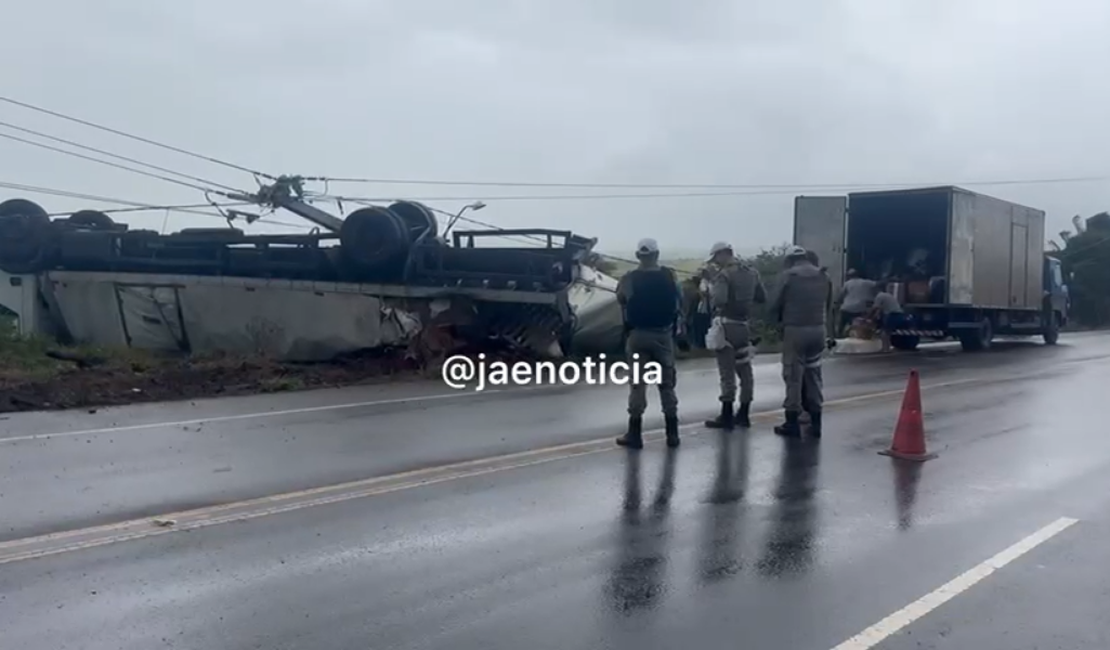 Motorista perde controle da direção e caminhão-baú capota em frente ao trevo de Coité do Nóia