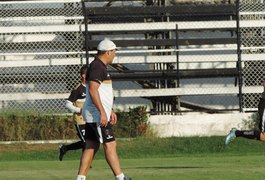 Sob os olhares do técnico Vica, ASA treina no Fumeirão