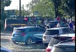 Moradores de Atalaia bloqueiam BR-316 em protesto por falta de água