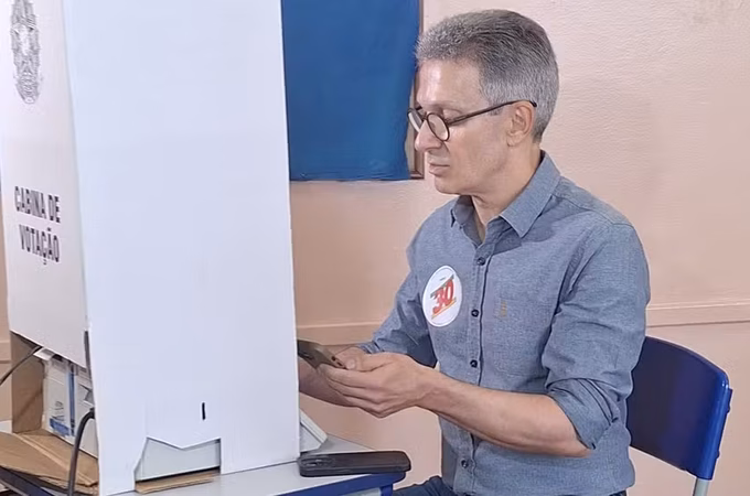 Candidato a presidente, Romeu Zema contraria regra eleitoral e entra com celular na cabine de votação