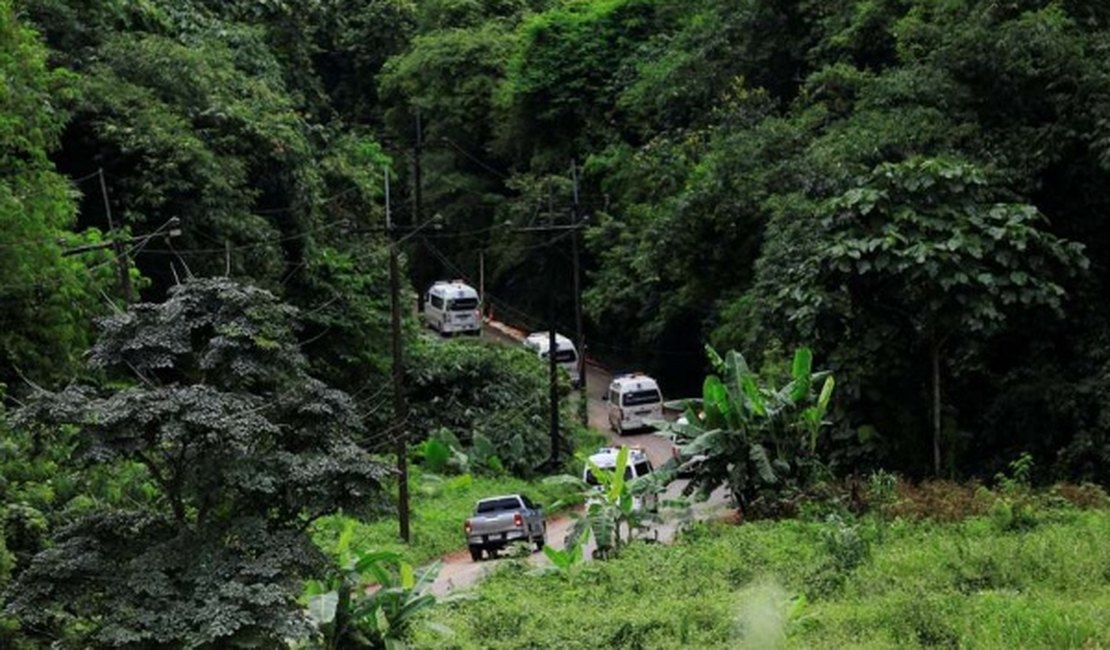 Mais três meninos são resgatados da caverna na Tailândia