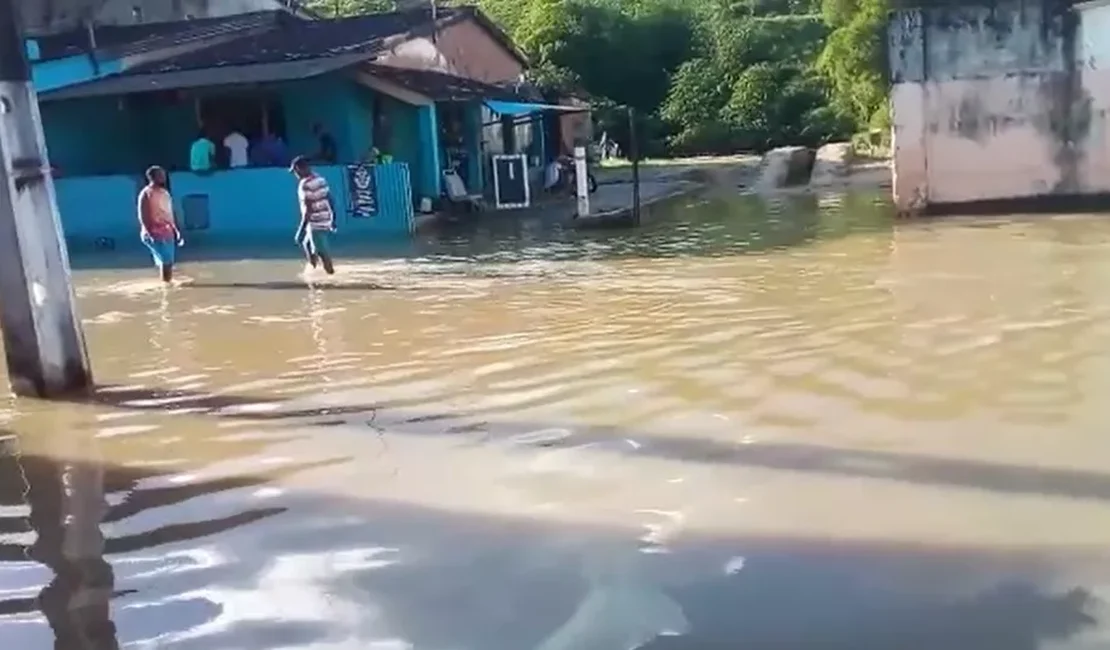 Rio transborda e alaga ruas da cidade de Jacuípe; assista ao vídeo