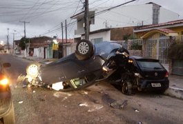 Motorista supostamente embriagado colide contra veículos estacionados, em Maceió