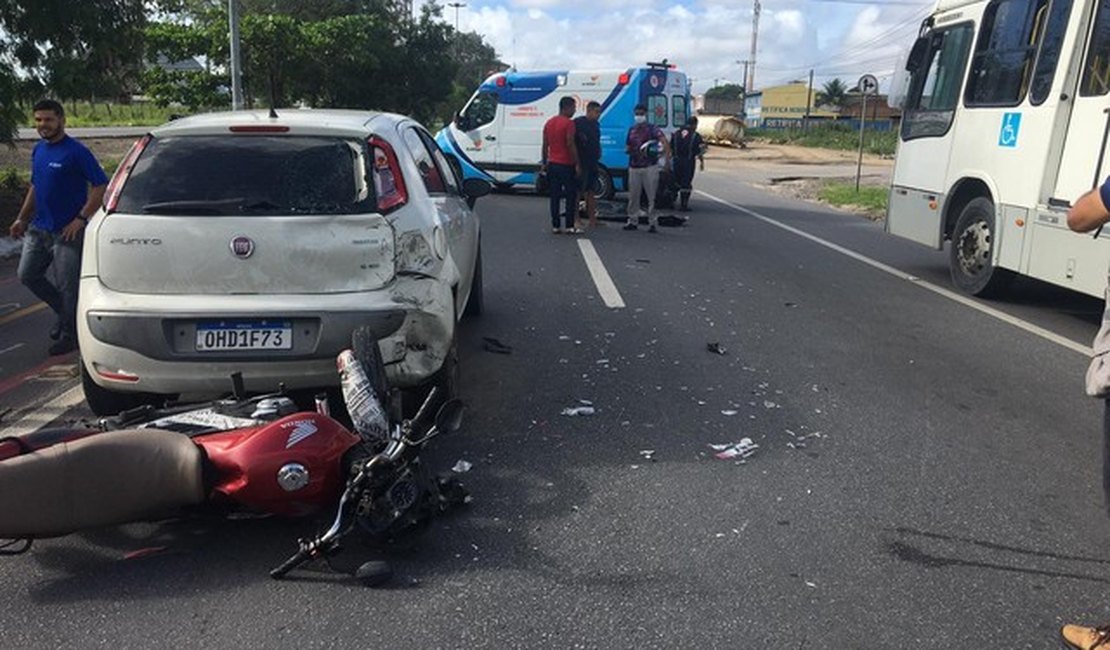 Colisão entre carro e moto deixa homem ferido e mulher morta na BR 104, em Maceió