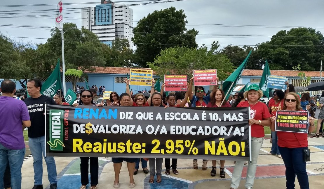 Sinteal realiza protesto cobrando reajuste salarial para os professores