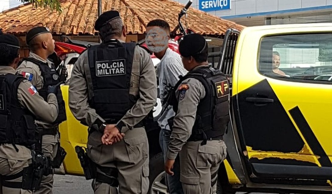 VÍDEO. Perseguição termina com homem preso e simulacro de pistola apreendido em Arapiraca