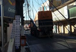 Carreta alta quebra fios de telefonia e eletricidade no Centro de Arapiraca