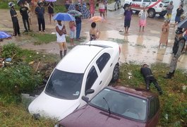 Perseguição de vítimas deixa suspeito de assalto baleado e um ferido após acidente, em Maceió