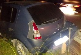 Motorista sobra em curva e fica ferido após carro de passeio atingir proteção metálica na AL-101 Sul