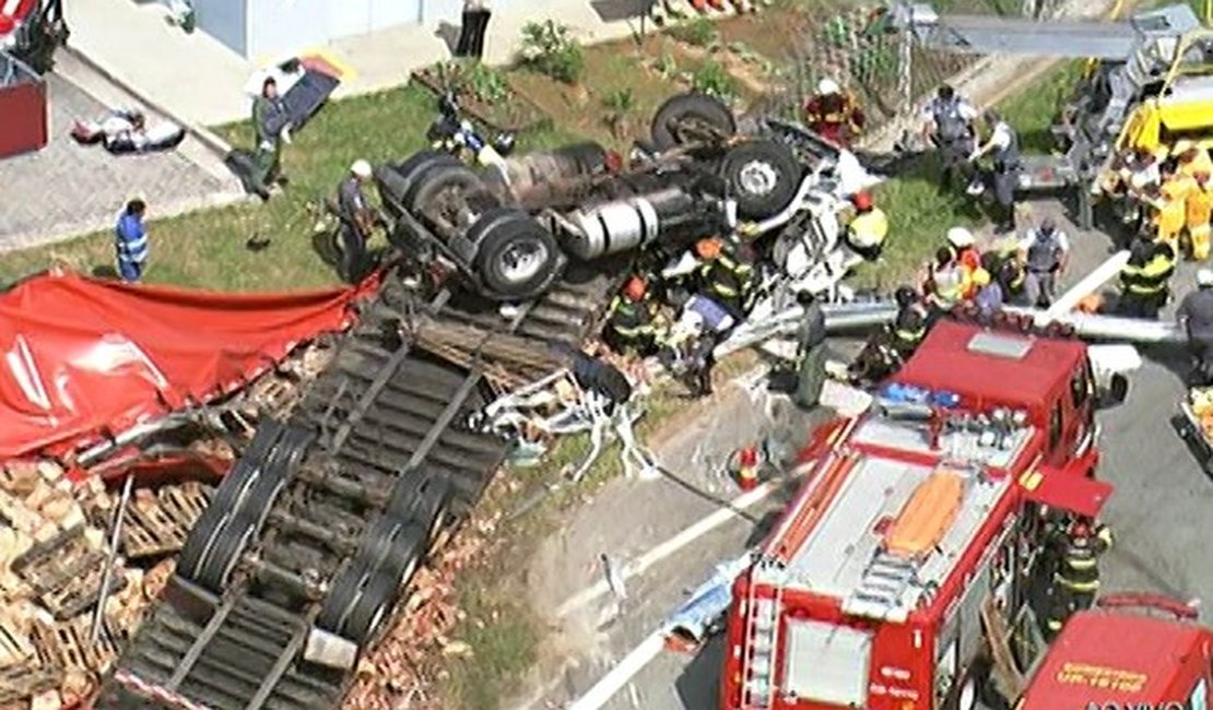 Após capotamento, caminhão deixa um morto no Rodoanel Oeste