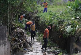 Prefeitura inicia limpeza no Canal do Manoel Teles, em Arapiraca