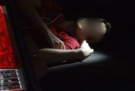Polícia persegue bandidos para resgatar vítimas de sequestro relâmpago, em São Miguel